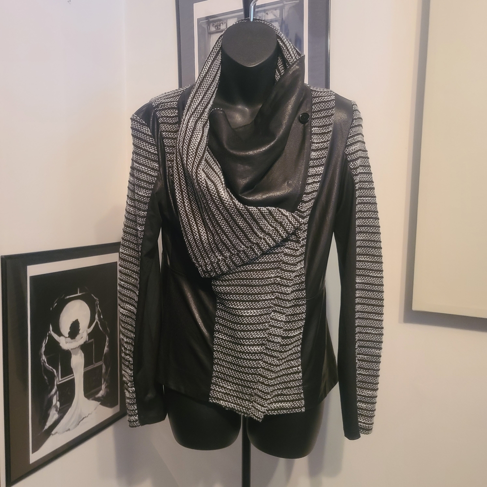 🐰Jessica Simpson Black and Gray Cowl Neck Jacket